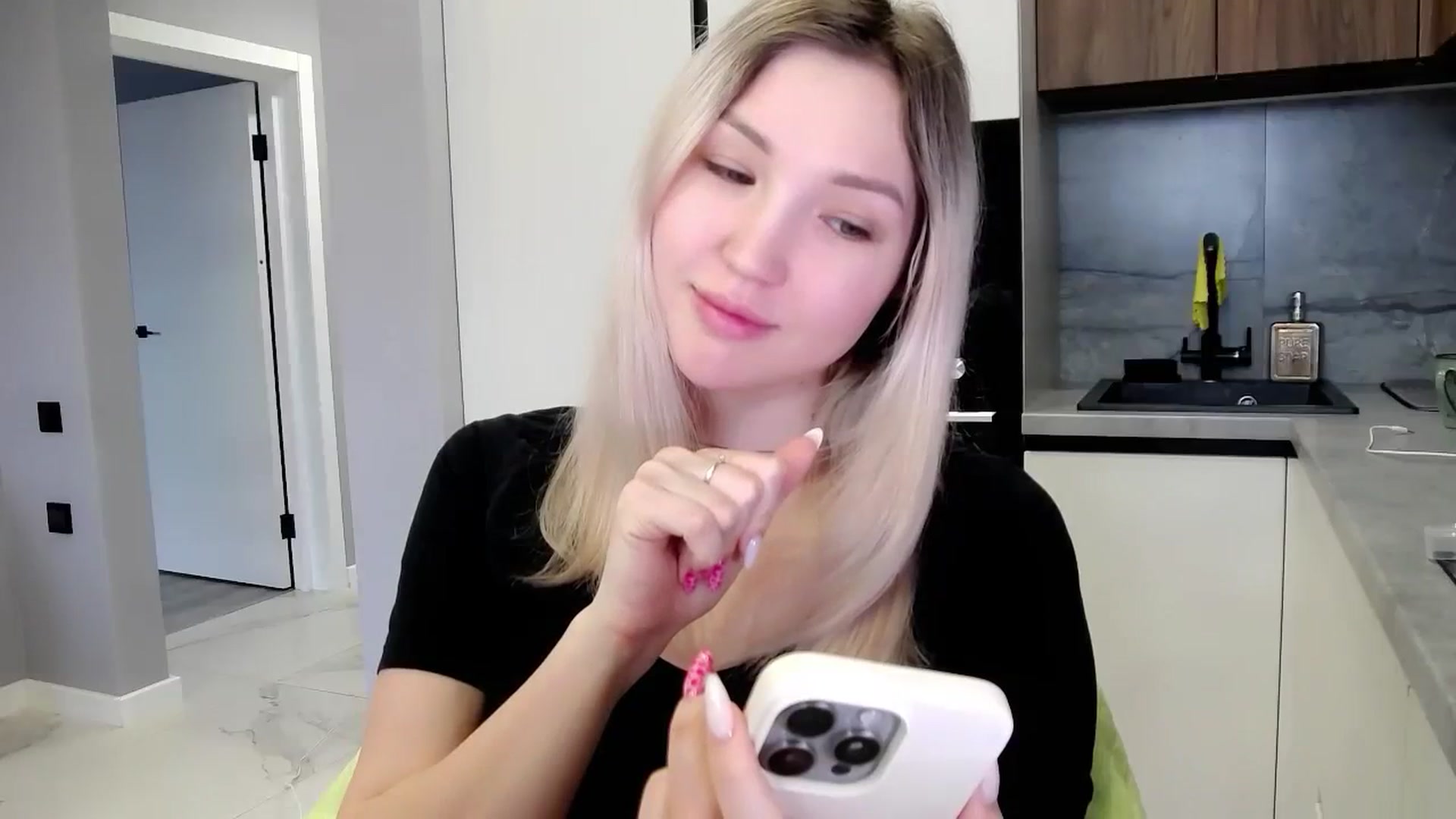 Gallery image thumbnail from Ashley_cutie_'s myfreecams stream on, 04/15/2024, 07:16 image 4 of 20