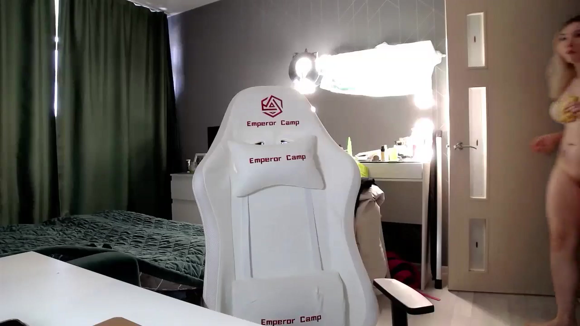 Gallery image thumbnail from Ashley_cutie_'s myfreecams stream on, 06/13/2024, 09:49 image 10 of 20
