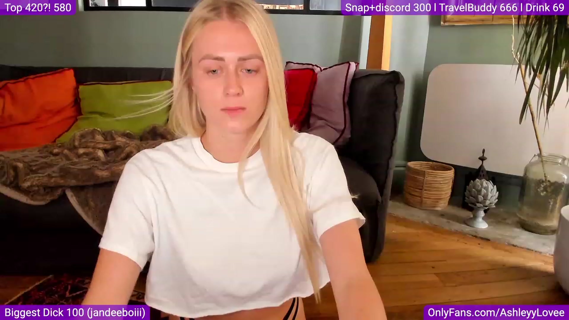 Gallery image thumbnail from AshleyyLovee's myfreecams stream on, 09/18/2023, 11:03 image 9 of 20
