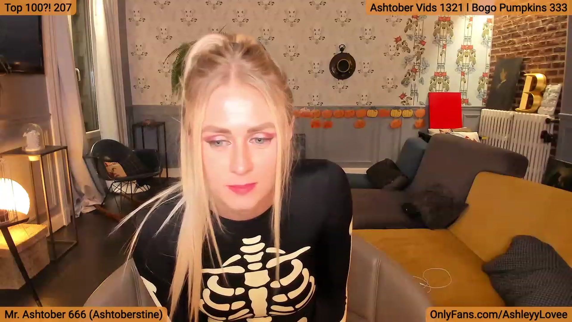 Gallery image thumbnail from AshleyyLovee's myfreecams stream on, 10/17/2023, 23:41 image 6 of 20