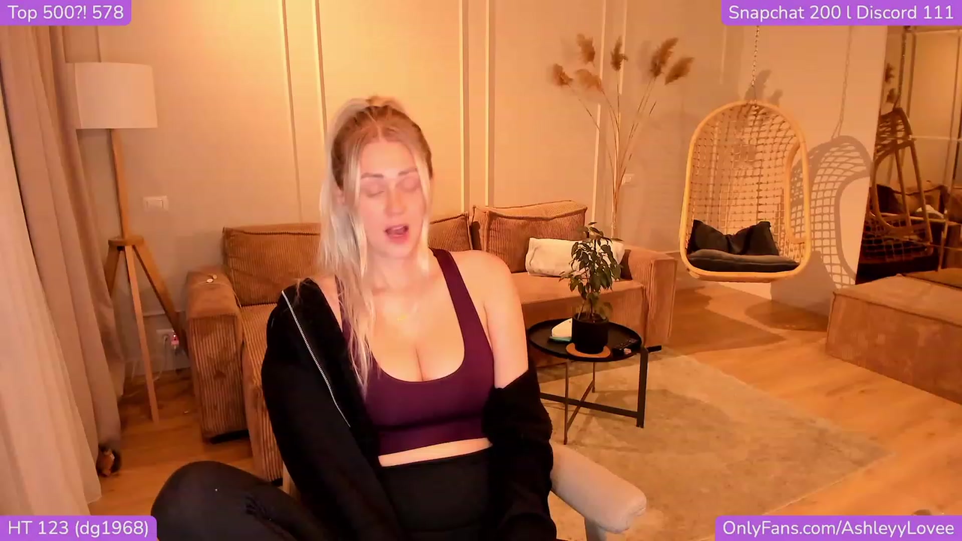 Gallery image thumbnail from AshleyyLovee's myfreecams stream on, 11/21/2023, 21:30 image 11 of 20