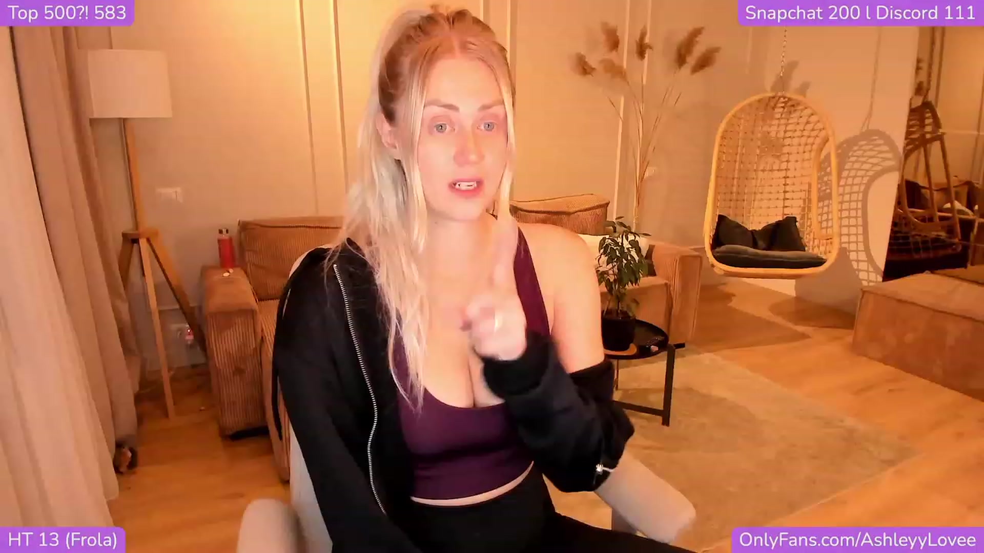 Gallery image thumbnail from AshleyyLovee's myfreecams stream on, 11/21/2023, 21:30 image 5 of 20