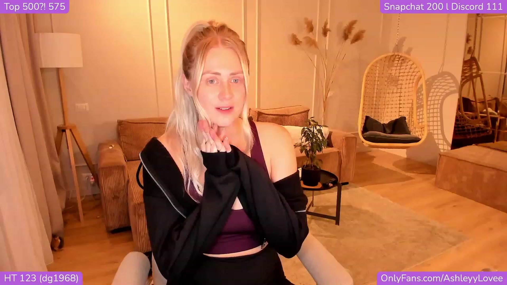Gallery image thumbnail from AshleyyLovee's myfreecams stream on, 11/21/2023, 21:30 image 15 of 20