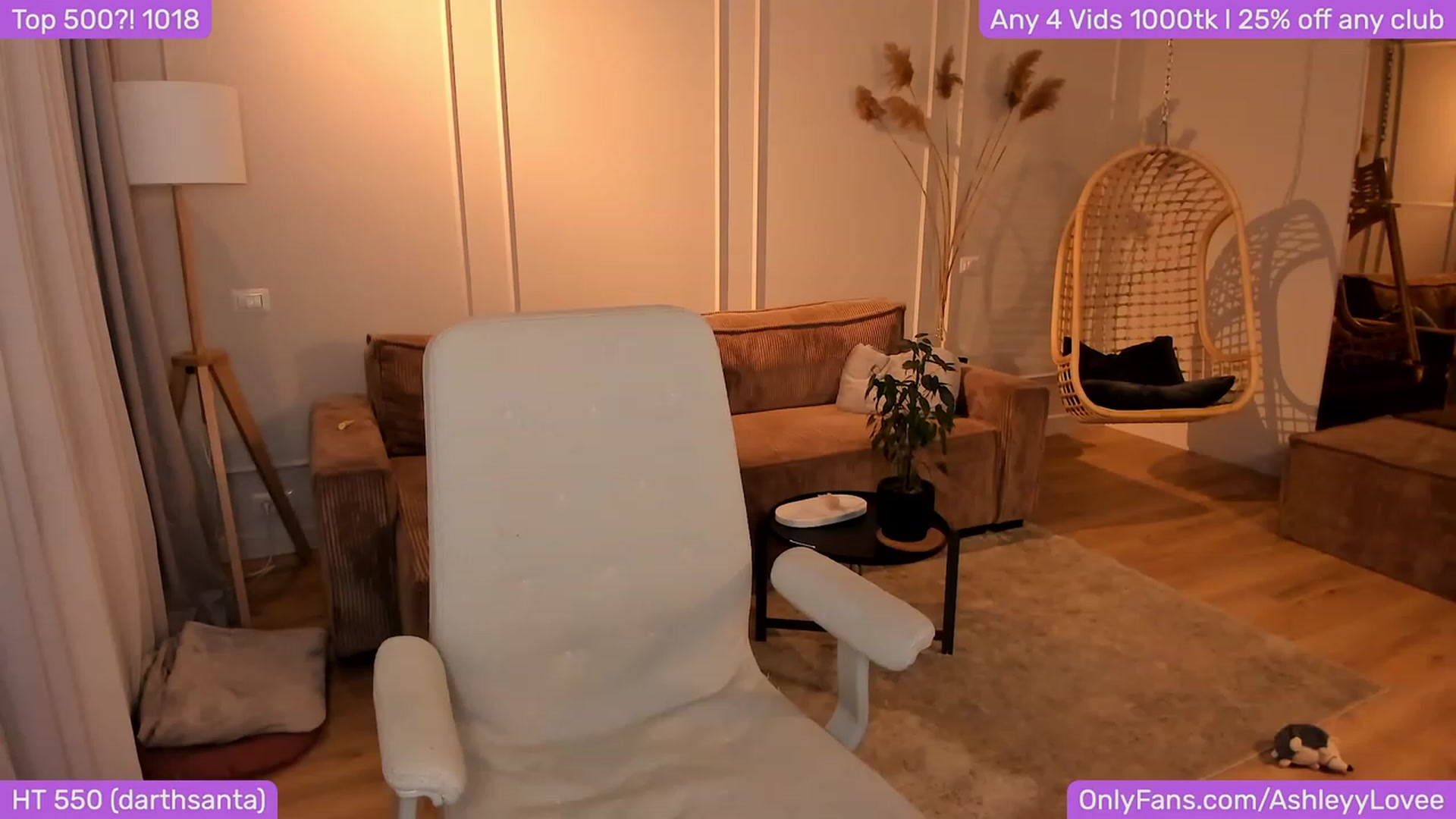 Gallery image thumbnail from AshleyyLovee's myfreecams stream on, 12/03/2023, 21:42 image 8 of 20