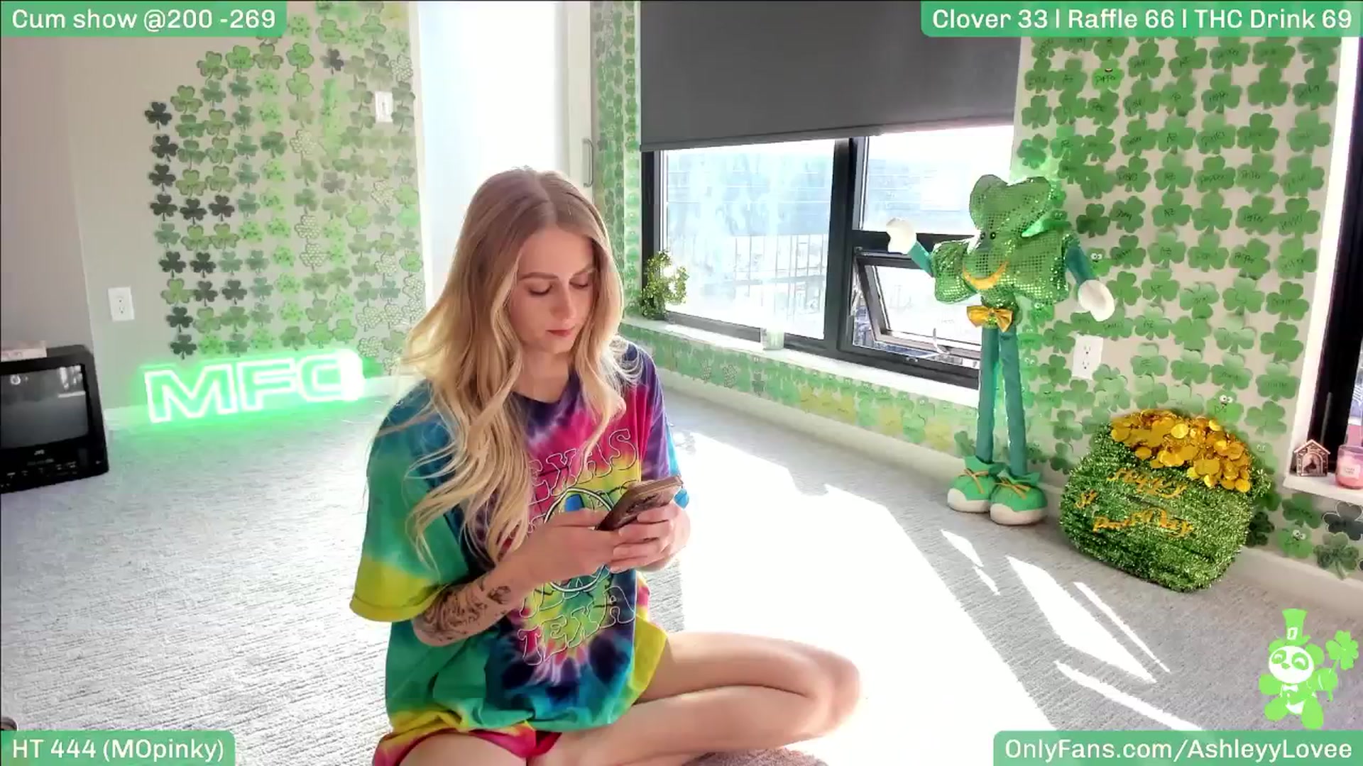 Gallery image thumbnail from AshleyyLovee's myfreecams stream on, 03/18/2025, 23:02 image 12 of 20