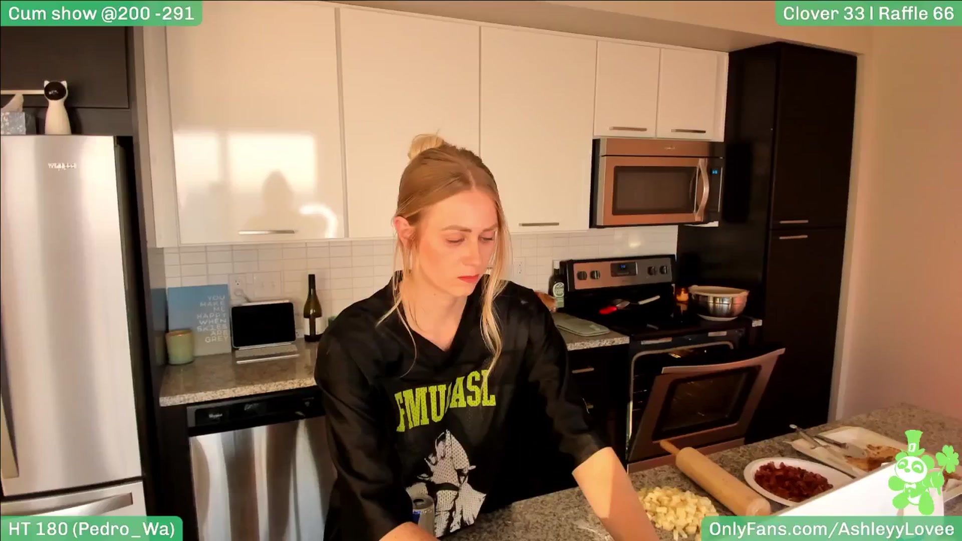 Gallery image thumbnail from AshleyyLovee's myfreecams stream on, 03/21/2025, 24:51 image 15 of 20