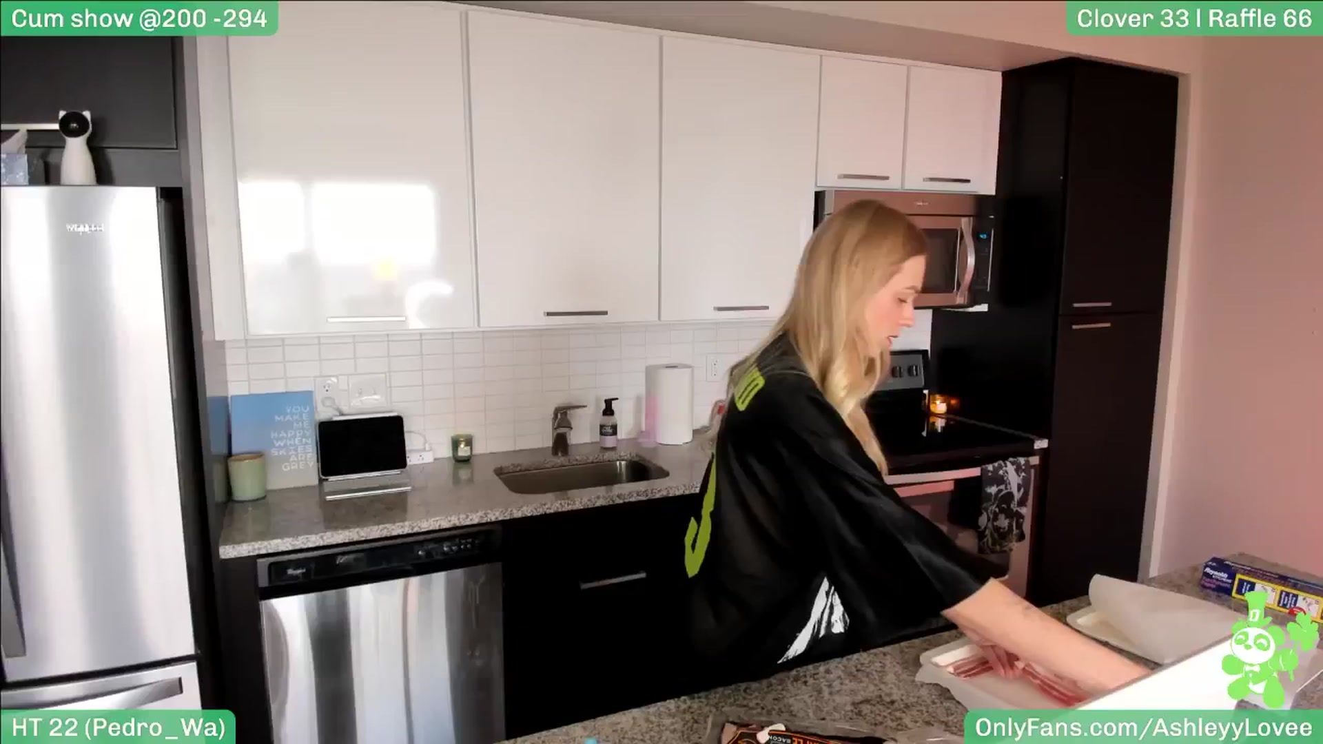 Gallery image thumbnail from AshleyyLovee's myfreecams stream on, 03/21/2025, 24:51 image 3 of 20