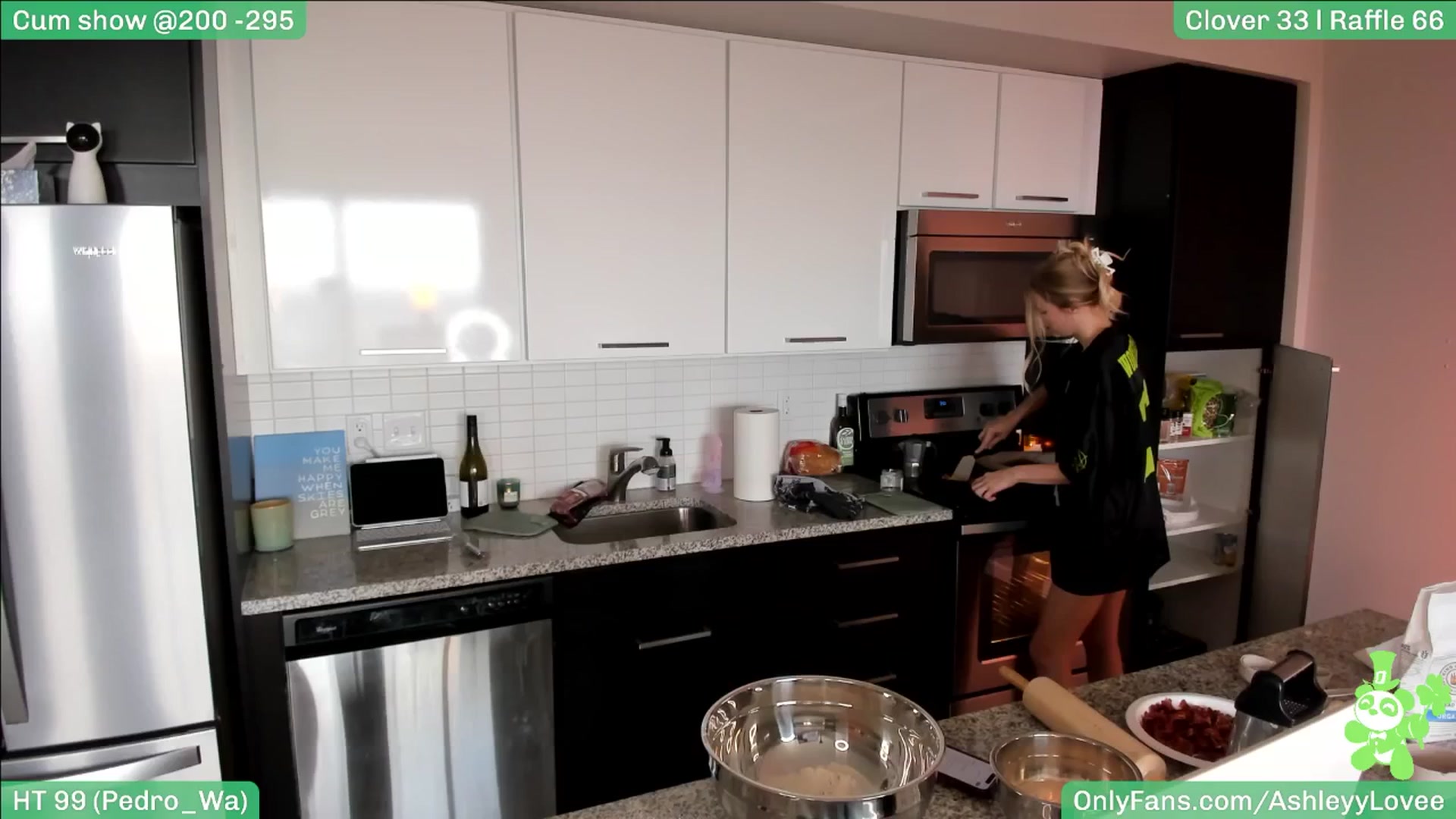Gallery image thumbnail from AshleyyLovee's myfreecams stream on, 03/21/2025, 24:51 image 10 of 20
