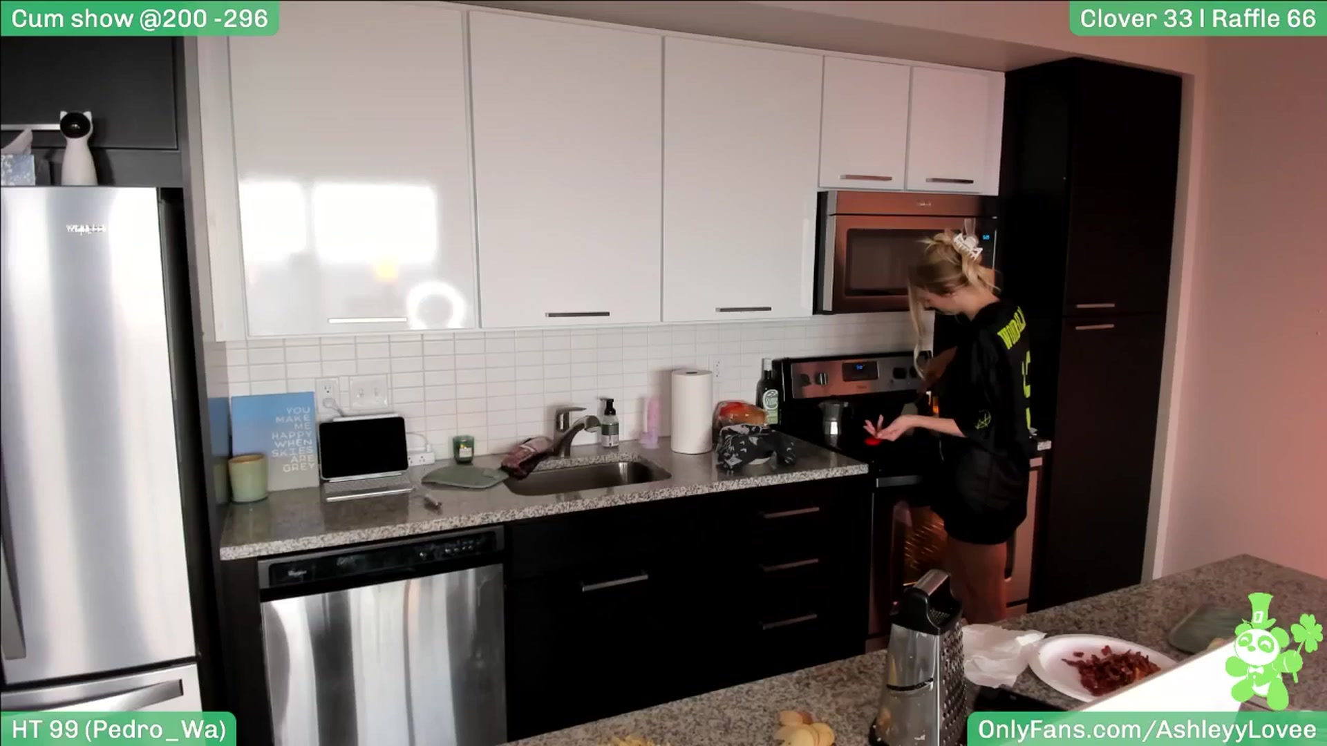 Gallery image thumbnail from AshleyyLovee's myfreecams stream on, 03/21/2025, 24:51 image 9 of 20