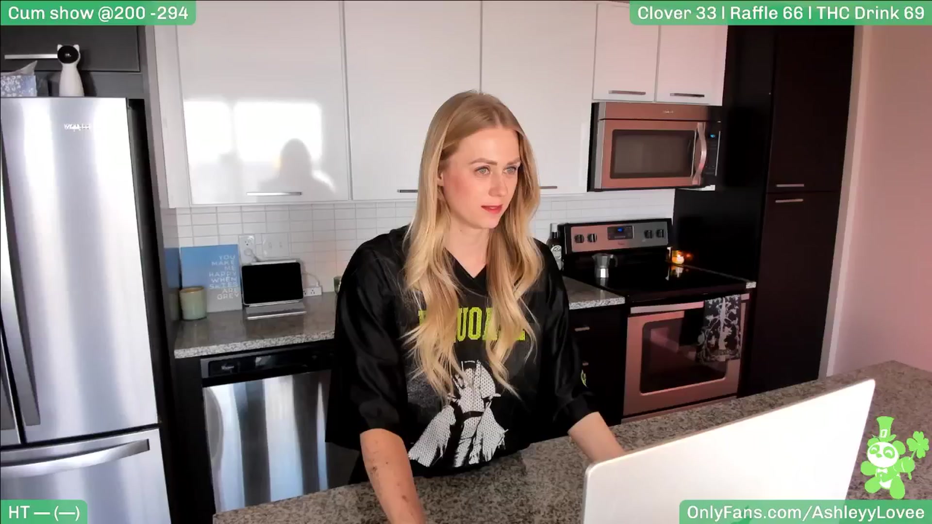 Gallery image thumbnail from AshleyyLovee's myfreecams stream on, 03/21/2025, 24:51 image 1 of 20