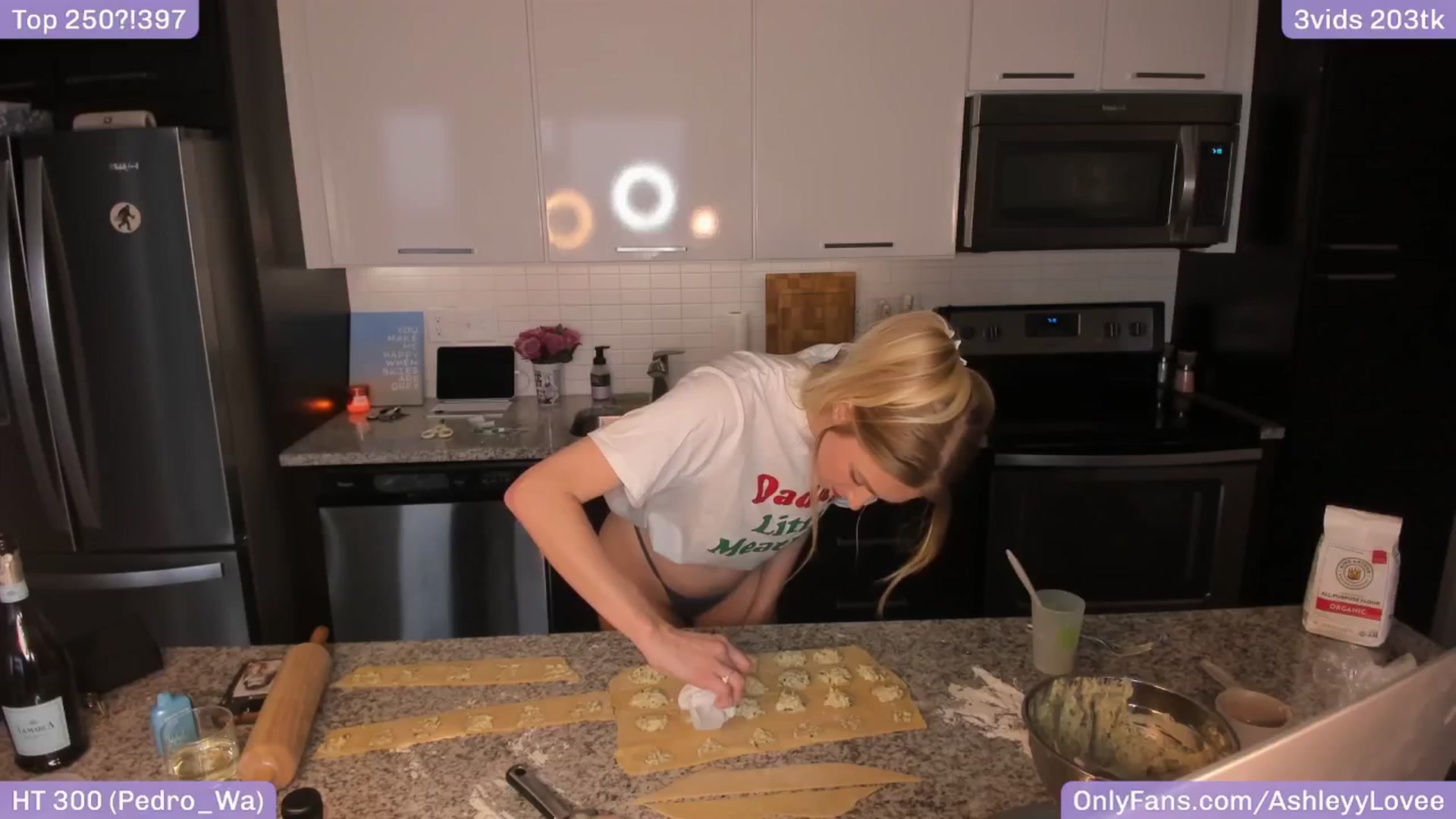 Gallery image thumbnail from AshleyyLovee's myfreecams stream on, 04/15/2025, 01:19 image 6 of 20