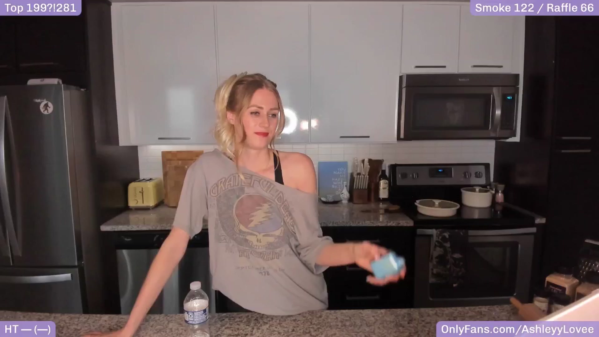 Gallery image thumbnail from AshleyyLovee's myfreecams stream on, 04/29/2025, 24:10 image 1 of 20