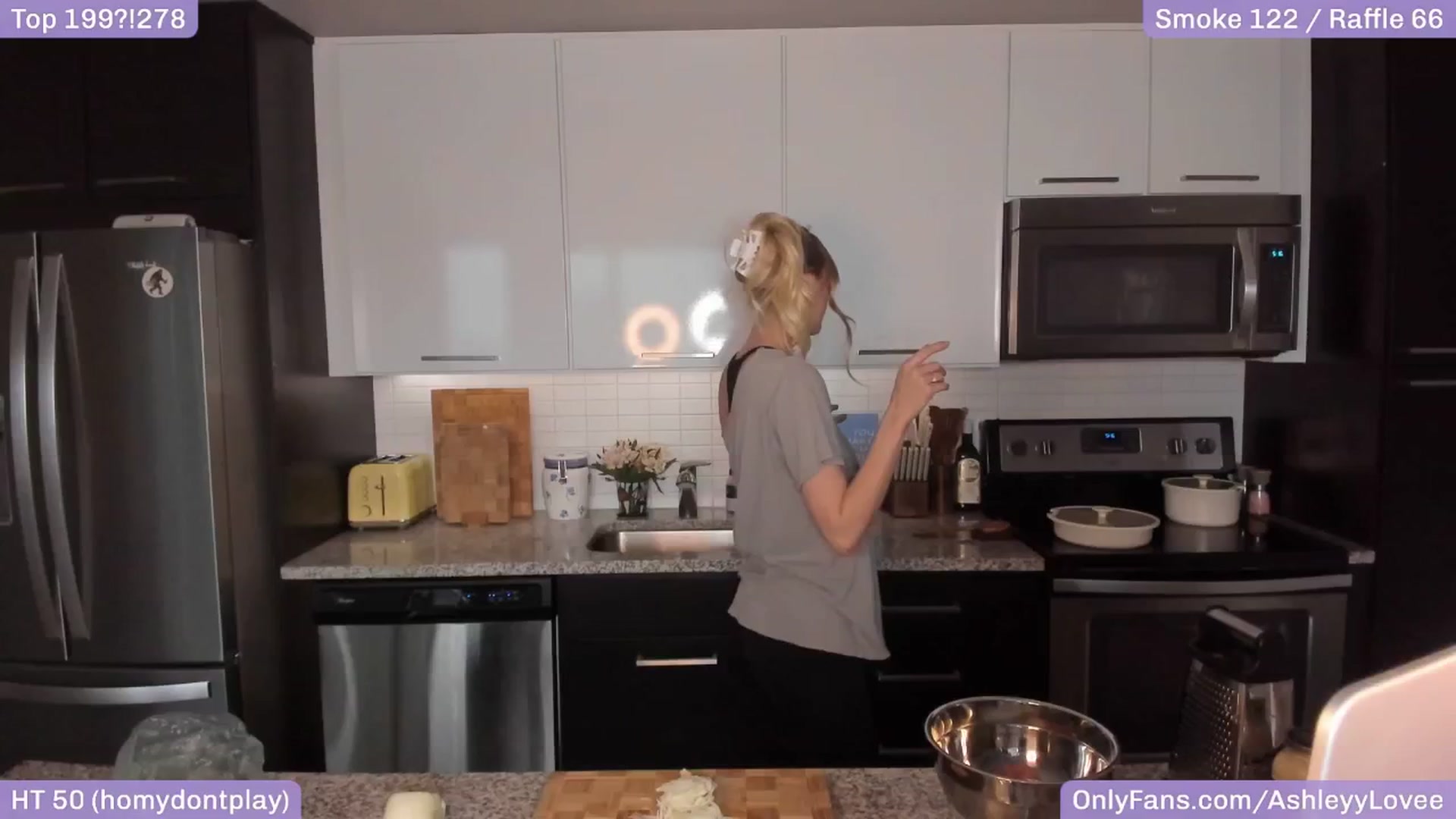 Gallery image thumbnail from AshleyyLovee's myfreecams stream on, 04/29/2025, 24:10 image 4 of 20