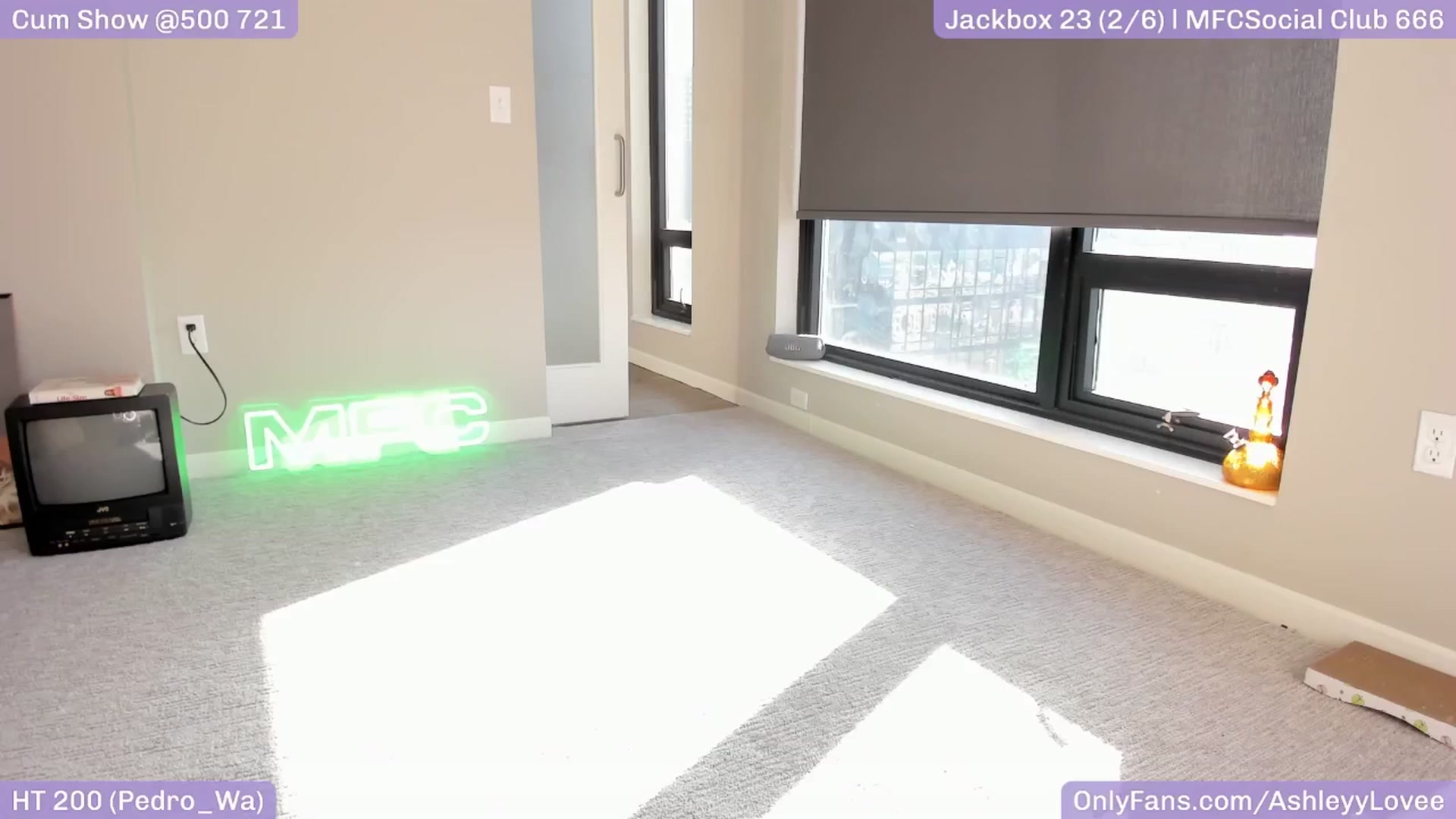 Gallery image thumbnail from AshleyyLovee's myfreecams stream on, 05/13/2025, 24:14 image 16 of 20