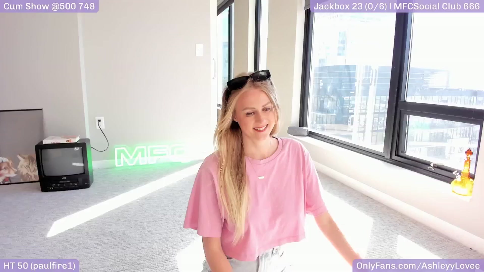 Gallery image thumbnail from AshleyyLovee's myfreecams stream on, 05/13/2025, 24:14 image 5 of 20