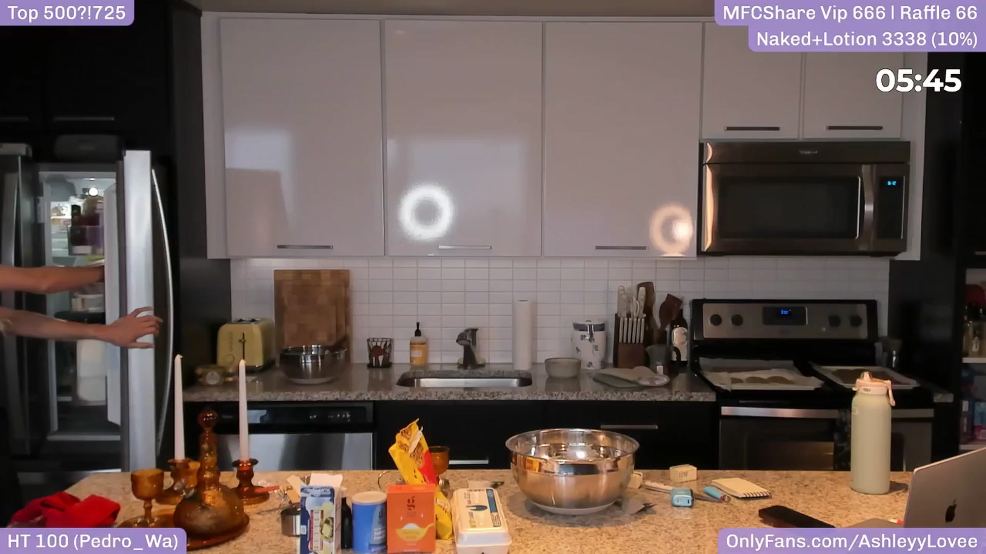 Gallery image thumbnail from AshleyyLovee's myfreecams stream on, 05/16/2025, 24:40 image 12 of 20
