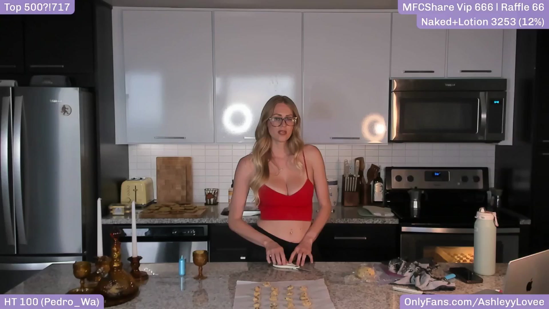 Gallery image thumbnail from AshleyyLovee's myfreecams stream on, 05/16/2025, 24:40 image 16 of 20