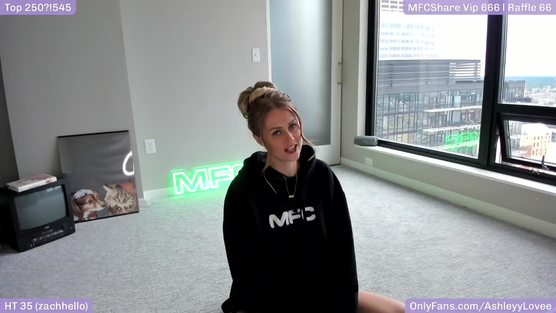 Gallery image thumbnail from AshleyyLovee's myfreecams stream on, 05/18/2025, 01:15 image 2 of 20