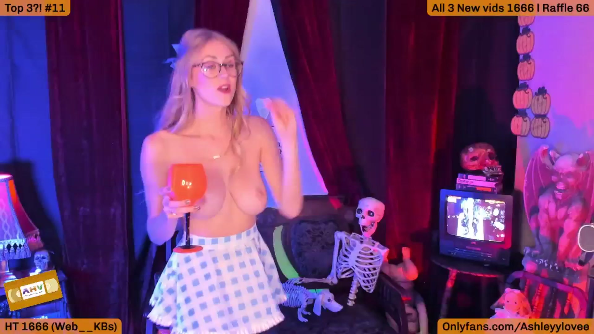 Gallery image thumbnail from AshleyyLovee's myfreecams stream on, 10/12/2025, 24:37 image 6 of 20