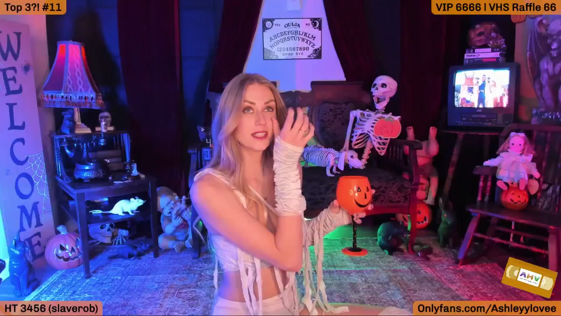 Gallery image thumbnail from AshleyyLovee's myfreecams stream on, 10/19/2025, 24:14 image 8 of 20