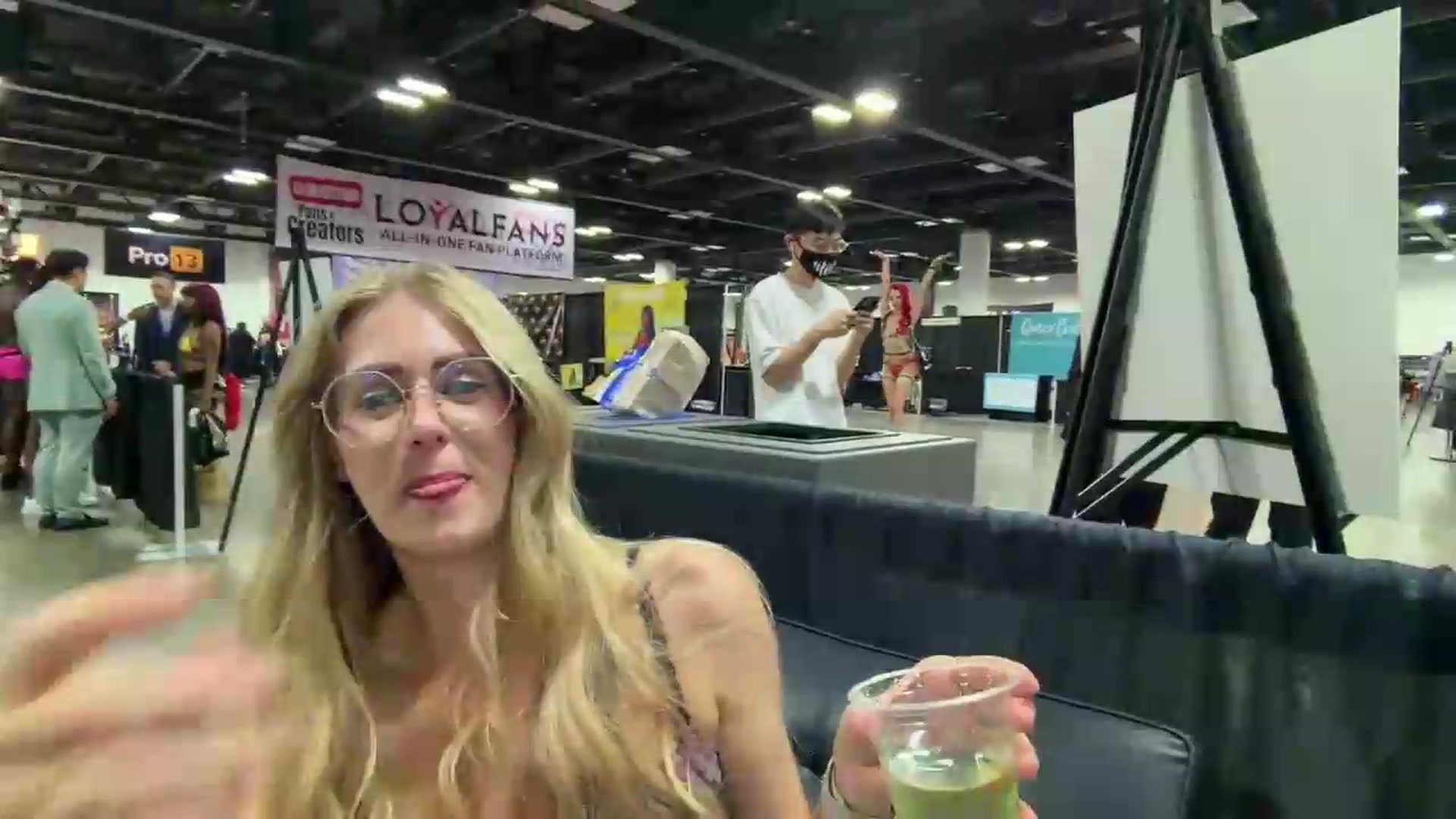Gallery image thumbnail from AshleyyLovee's myfreecams stream on, 06/27/2026, 03:50 image 17 of 20