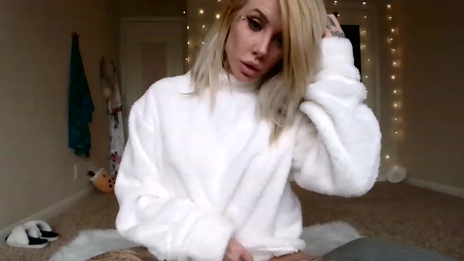Gallery image thumbnail from Ashlie_Lotus's myfreecams stream on, 11/20/2022, 24:53 image 2 of 20