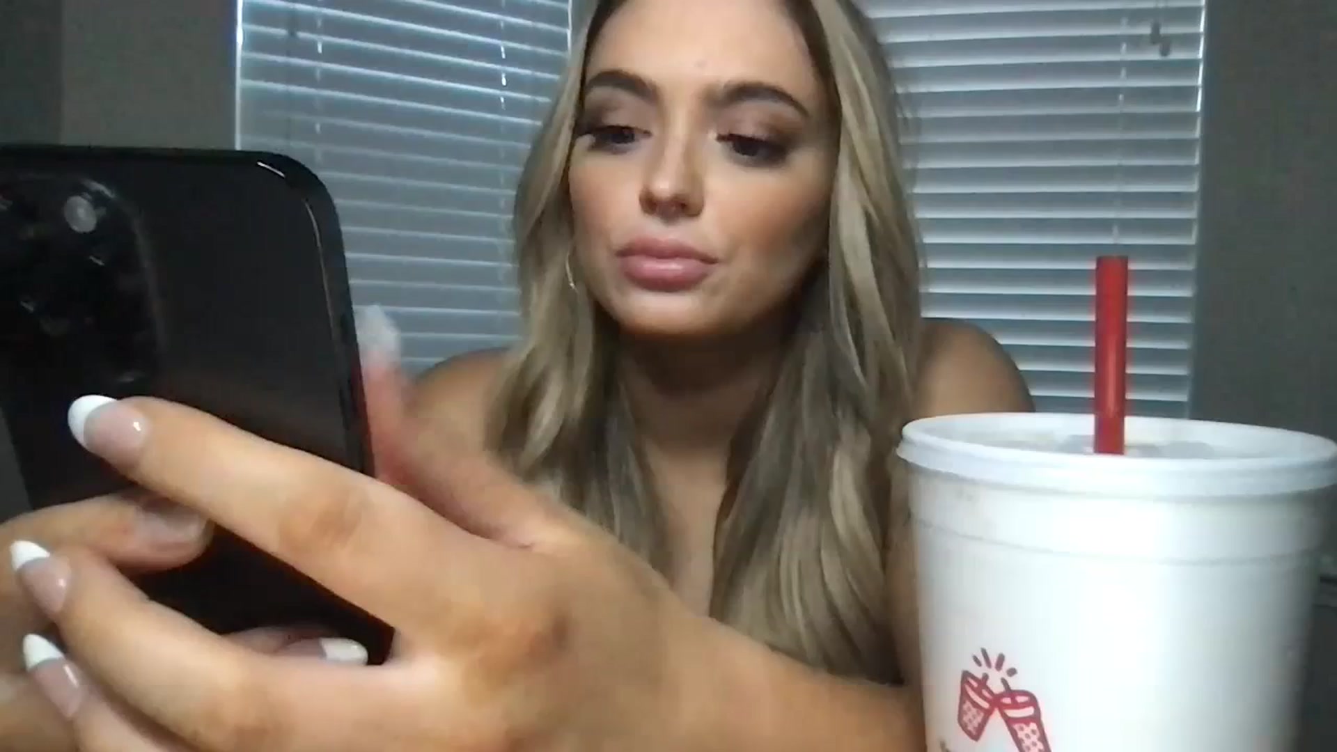 Gallery image thumbnail from AshlyAnderson's myfreecams stream on, 08/09/2023, 24:44 image 16 of 20
