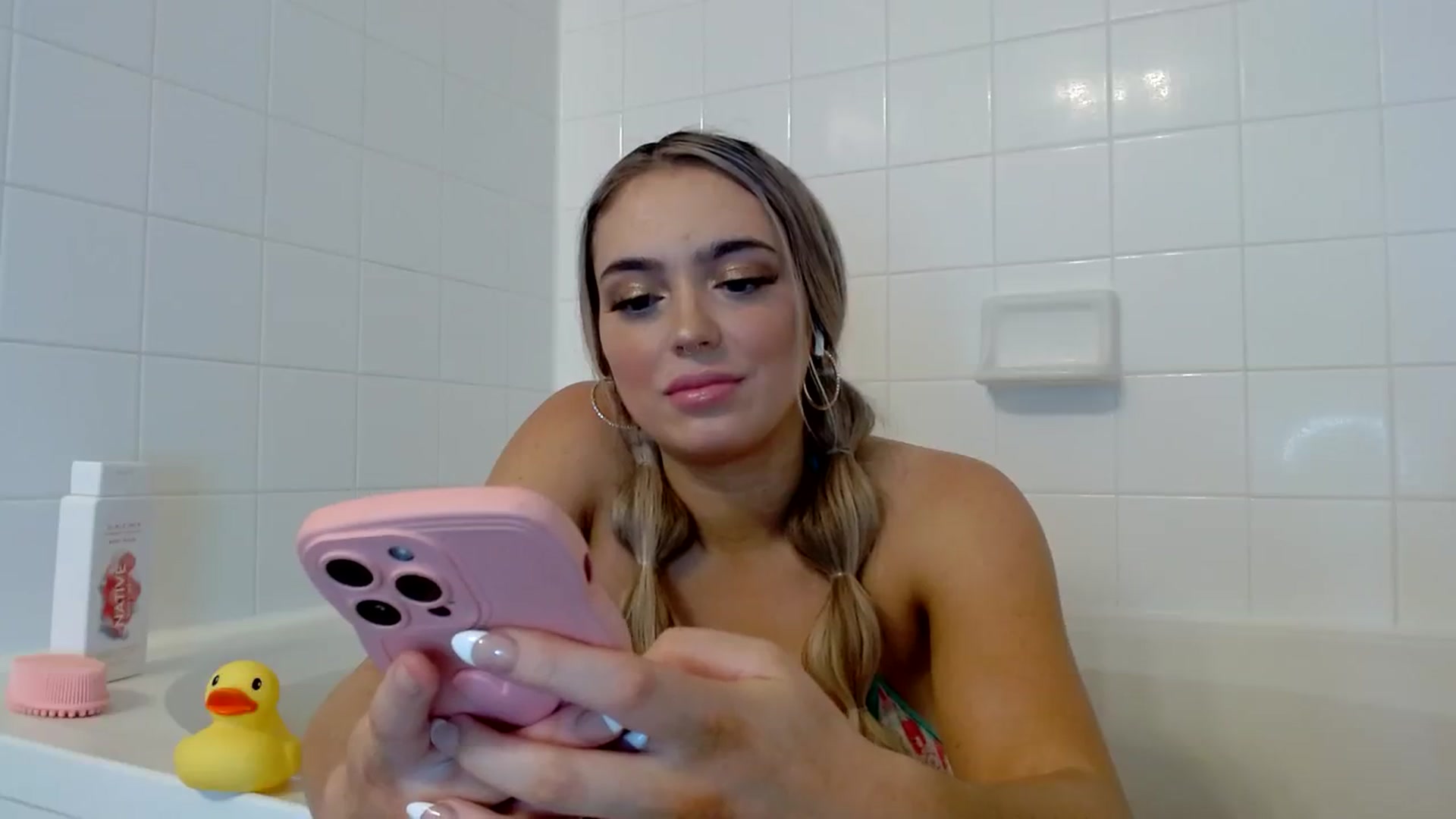 Gallery image thumbnail from AshlyAnderson's myfreecams stream on, 08/12/2023, 18:51 image 18 of 20