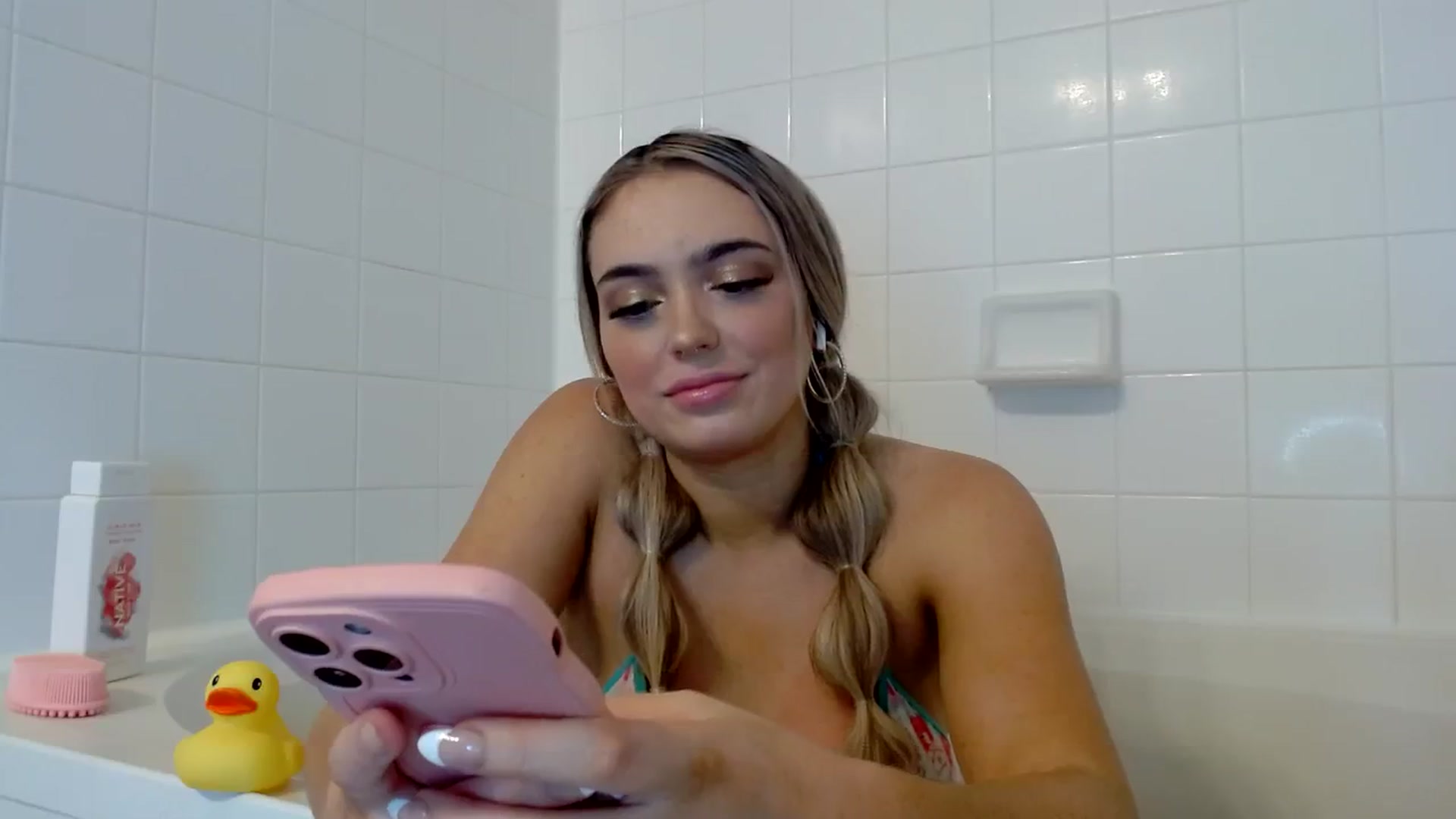 Gallery image thumbnail from AshlyAnderson's myfreecams stream on, 08/12/2023, 18:51 image 17 of 20