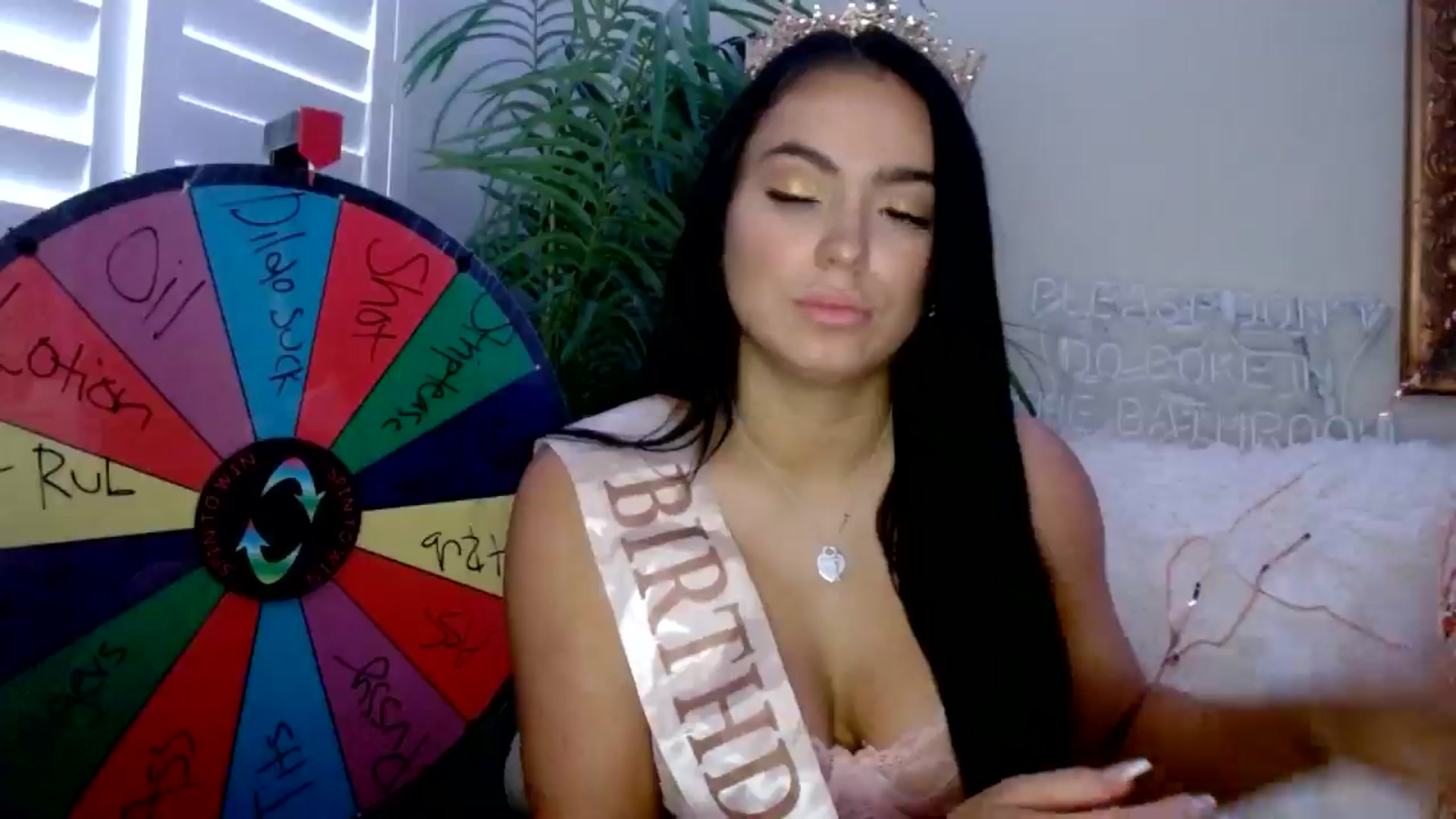 Gallery image thumbnail from AshlyAnderson's myfreecams stream on, 07/19/2024, 24:15 image 7 of 20