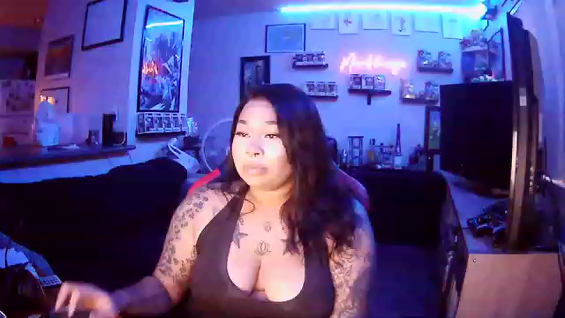 Gallery image thumbnail from AshlynnM's myfreecams stream on, 12/01/2022, 24:57 image 18 of 20