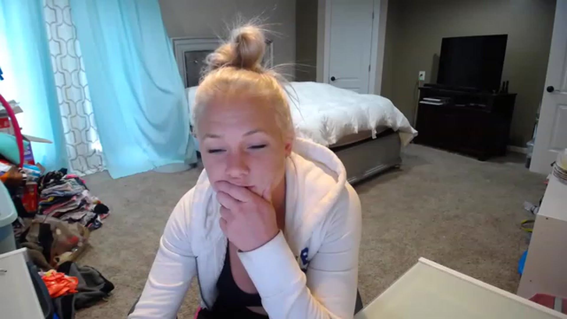 Gallery image thumbnail from AshlynnStorm's myfreecams stream on, 11/14/2022, 20:19 image 2 of 20