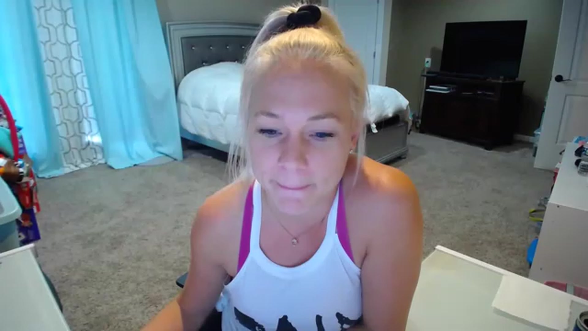 Gallery image thumbnail from AshlynnStorm's myfreecams stream on, 11/16/2022, 21:07 image 16 of 20