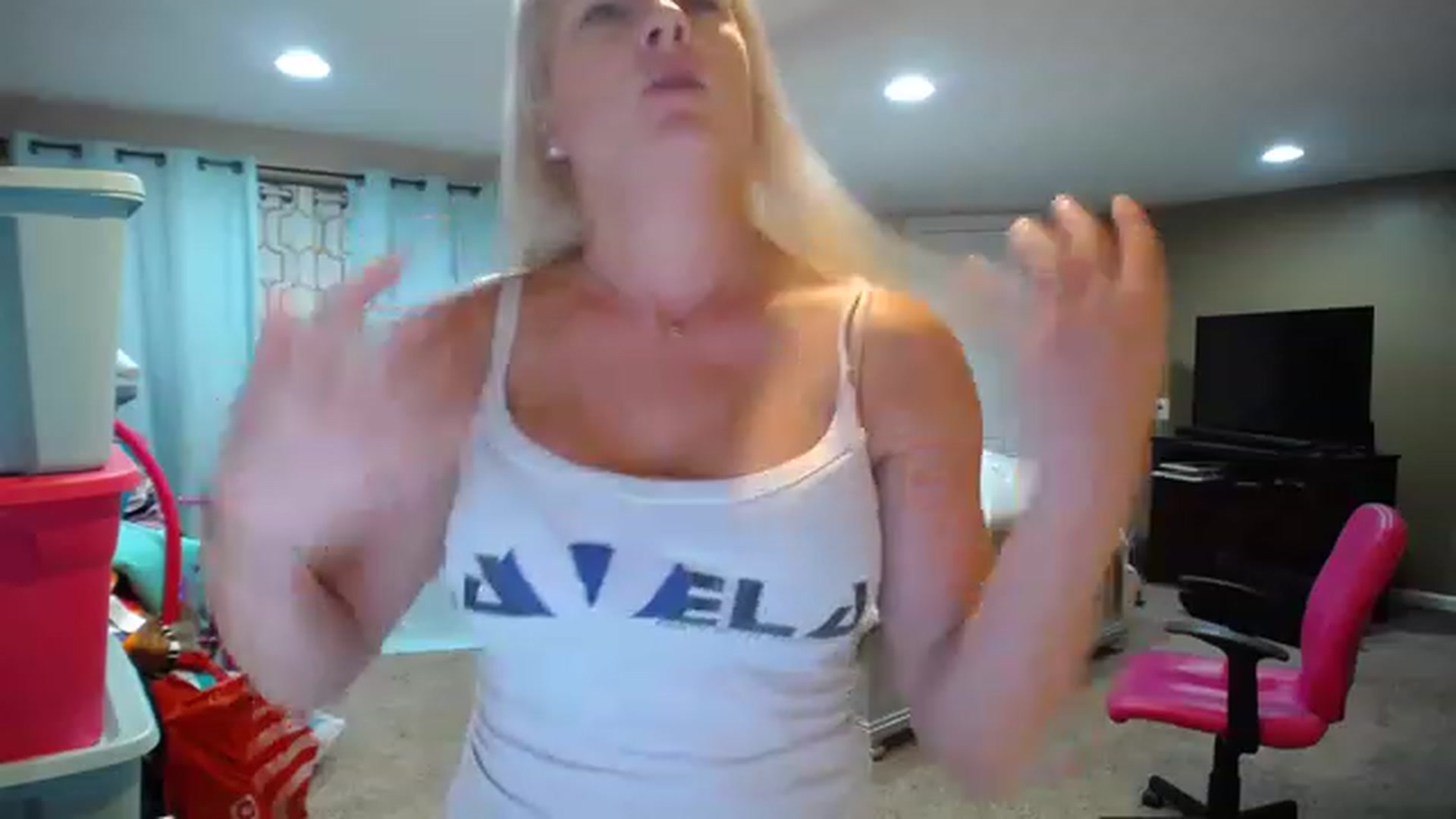 Gallery image thumbnail from AshlynnStorm's myfreecams stream on, 11/28/2022, 02:05 image 16 of 20