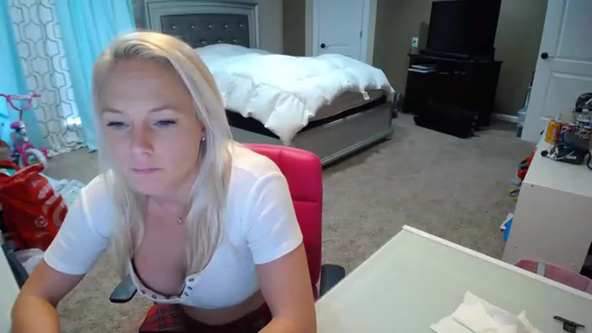Gallery image thumbnail from AshlynnStorm's myfreecams stream on, 11/28/2022, 20:11 image 4 of 20
