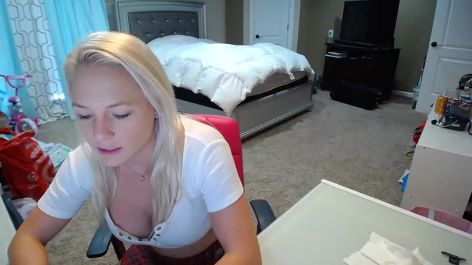 Gallery image thumbnail from AshlynnStorm's myfreecams stream on, 11/28/2022, 20:11 image 5 of 20
