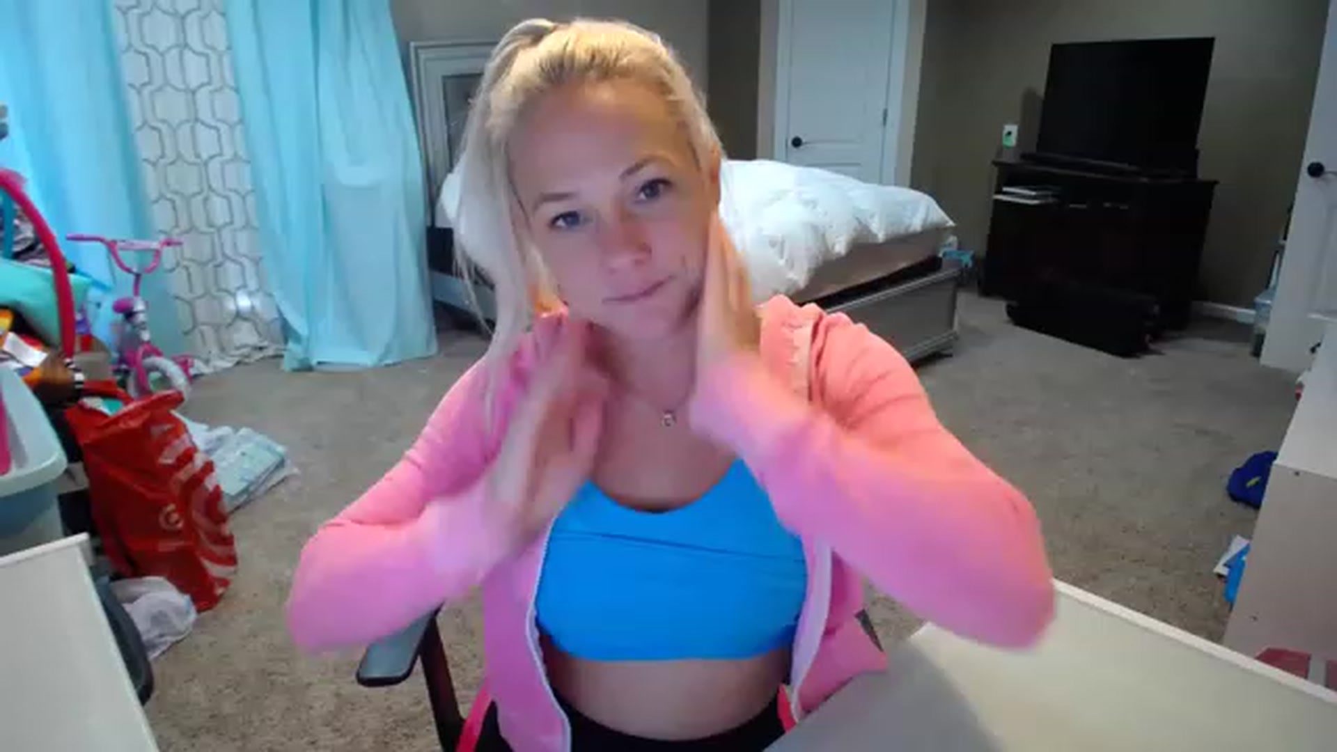 Gallery image thumbnail from AshlynnStorm's myfreecams stream on, 12/05/2022, 19:49 image 12 of 20