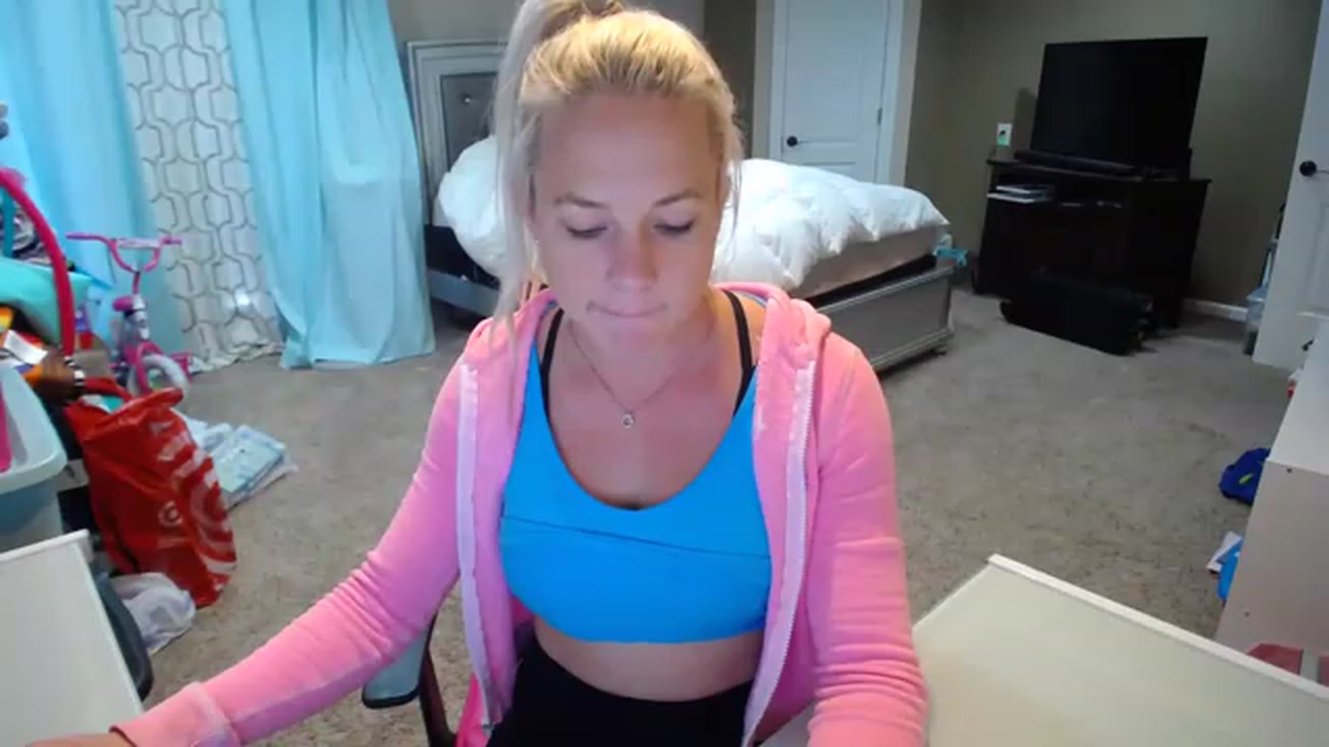 Gallery image thumbnail from AshlynnStorm's myfreecams stream on, 12/05/2022, 19:49 image 6 of 20