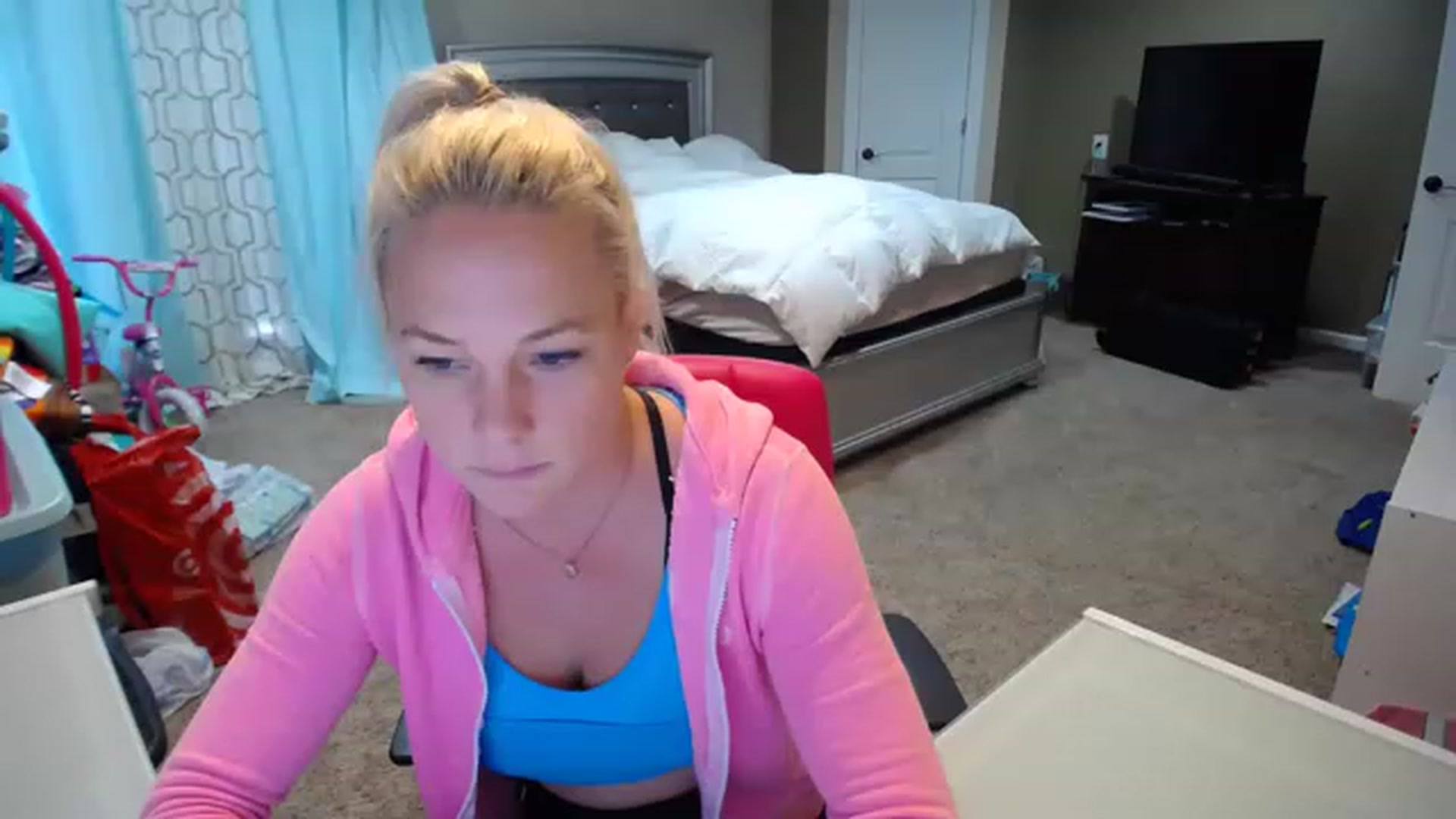 Gallery image thumbnail from AshlynnStorm's myfreecams stream on, 12/05/2022, 19:49 image 11 of 20