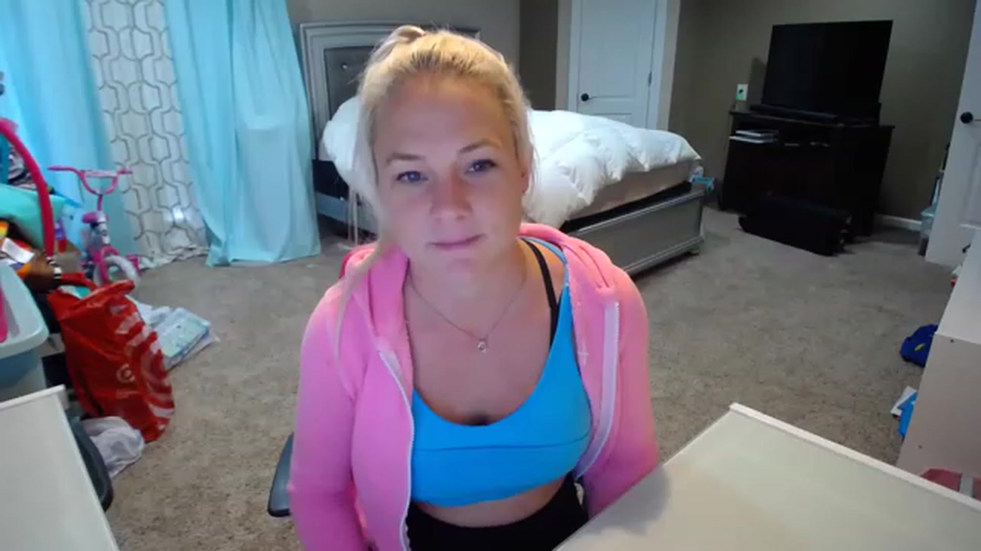 Gallery image thumbnail from AshlynnStorm's myfreecams stream on, 12/05/2022, 19:49 image 13 of 20