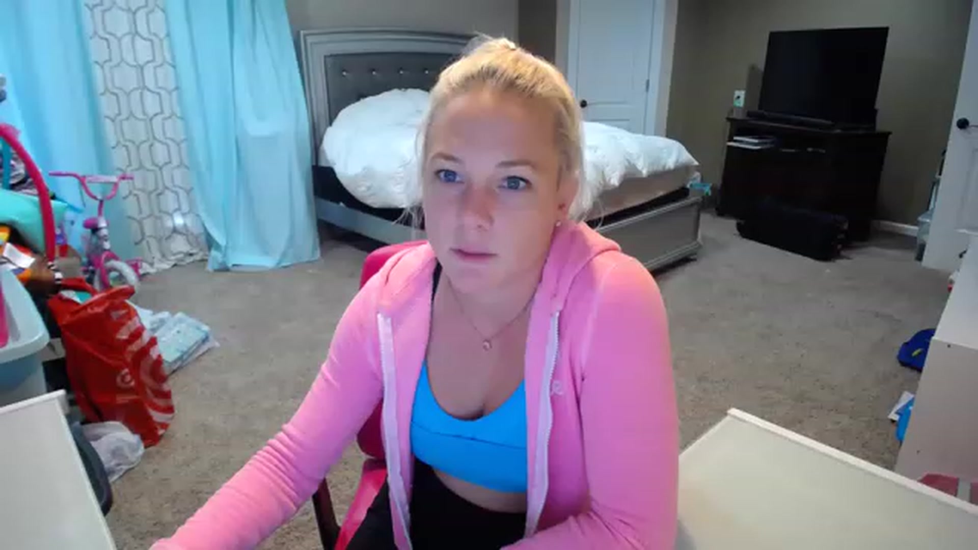 Gallery image thumbnail from AshlynnStorm's myfreecams stream on, 12/05/2022, 19:49 image 1 of 20