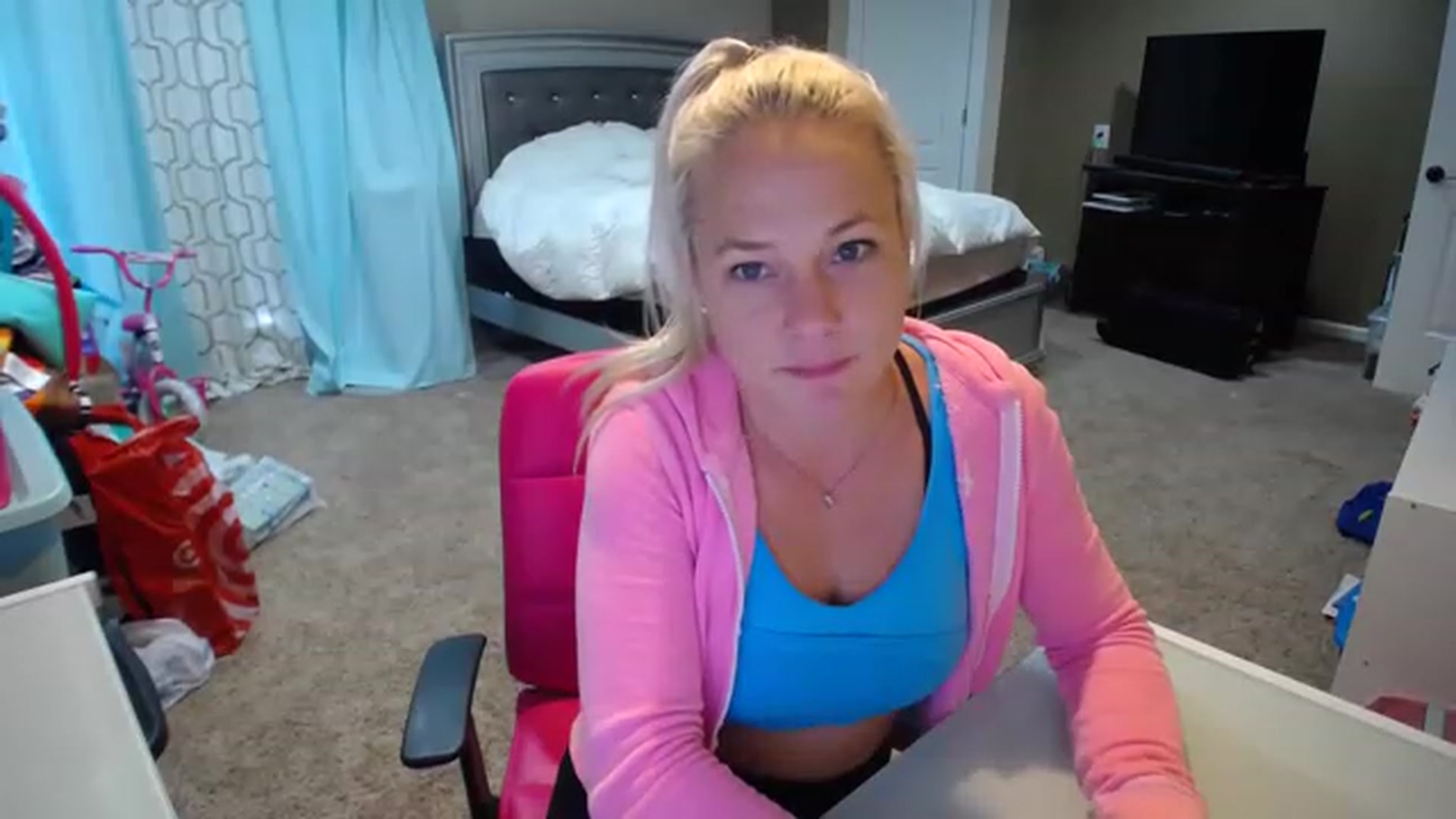 Gallery image thumbnail from AshlynnStorm's myfreecams stream on, 12/05/2022, 19:49 image 15 of 20