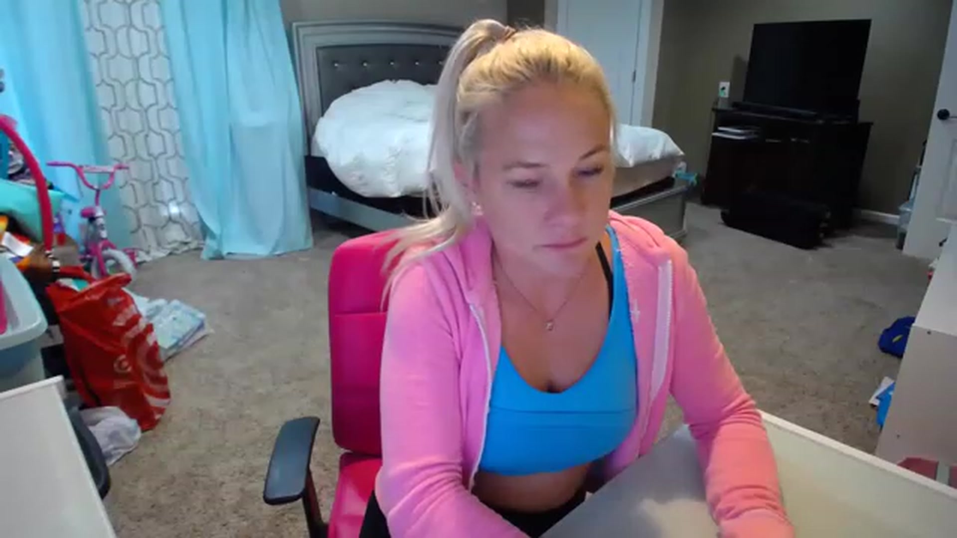 Gallery image thumbnail from AshlynnStorm's myfreecams stream on, 12/05/2022, 19:49 image 17 of 20