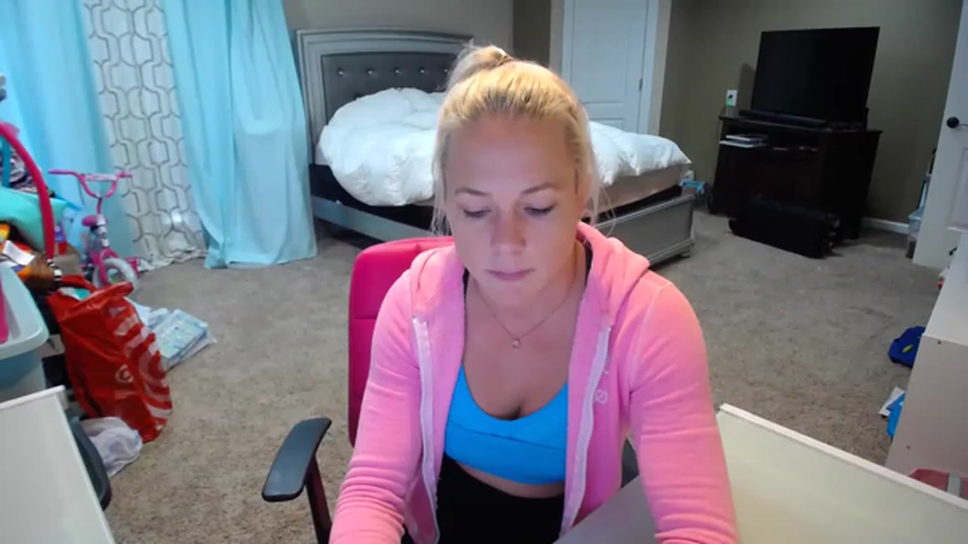 Gallery image thumbnail from AshlynnStorm's myfreecams stream on, 12/05/2022, 19:49 image 4 of 20