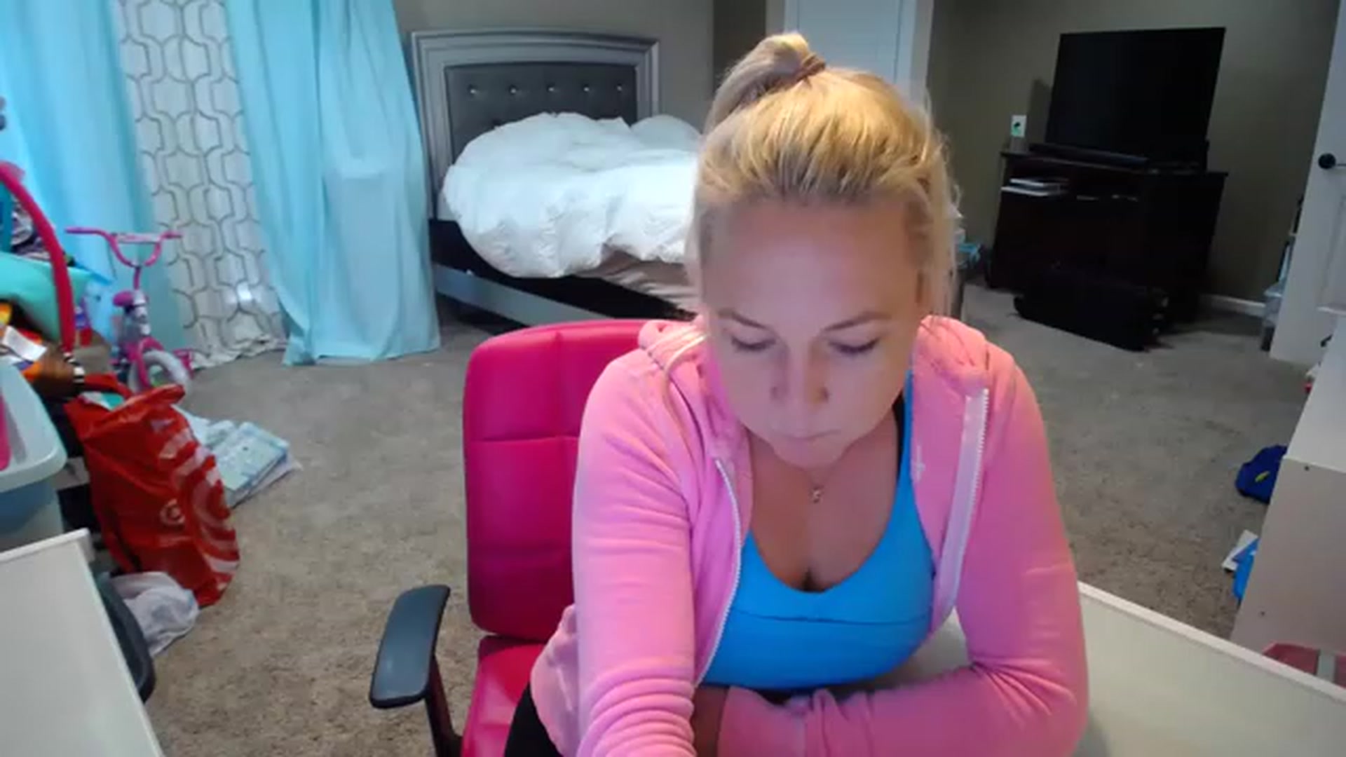 Gallery image thumbnail from AshlynnStorm's myfreecams stream on, 12/05/2022, 19:49 image 14 of 20