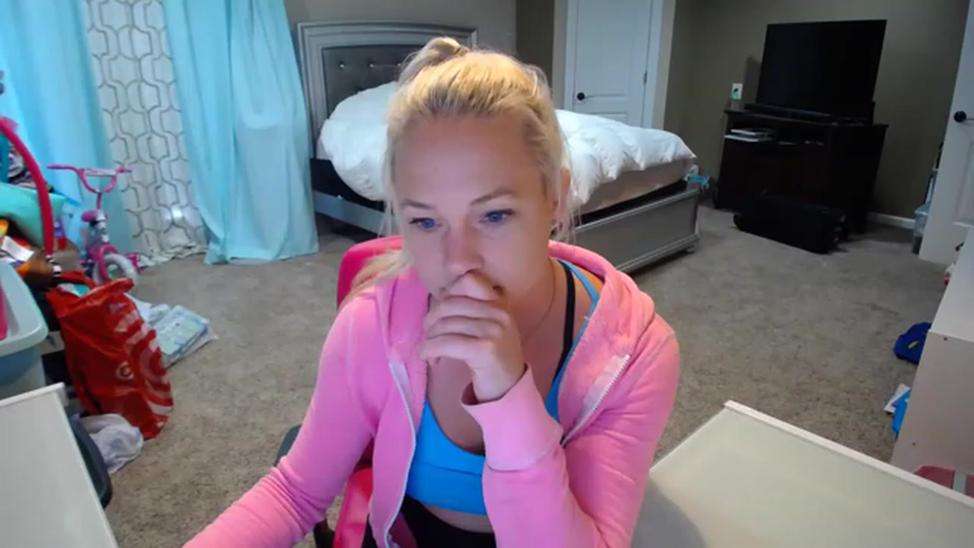 Gallery image thumbnail from AshlynnStorm's myfreecams stream on, 12/05/2022, 19:49 image 20 of 20