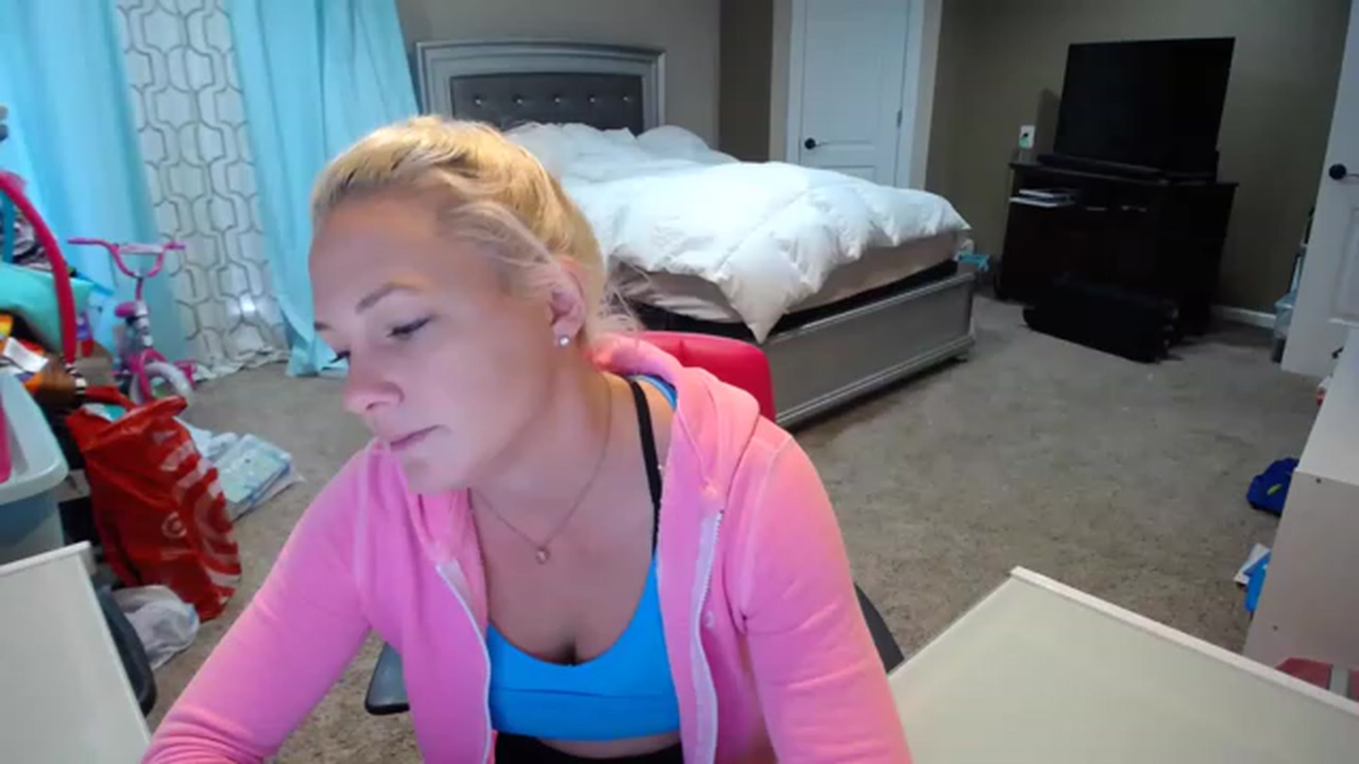 Gallery image thumbnail from AshlynnStorm's myfreecams stream on, 12/05/2022, 19:49 image 10 of 20