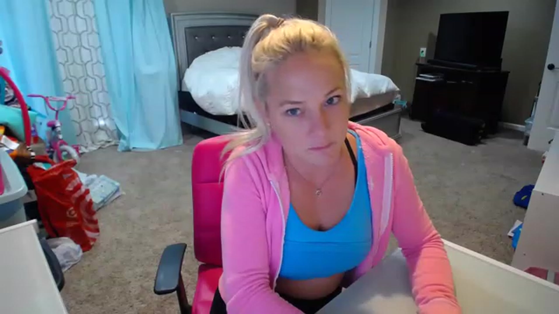 Gallery image thumbnail from AshlynnStorm's myfreecams stream on, 12/05/2022, 19:49 image 19 of 20