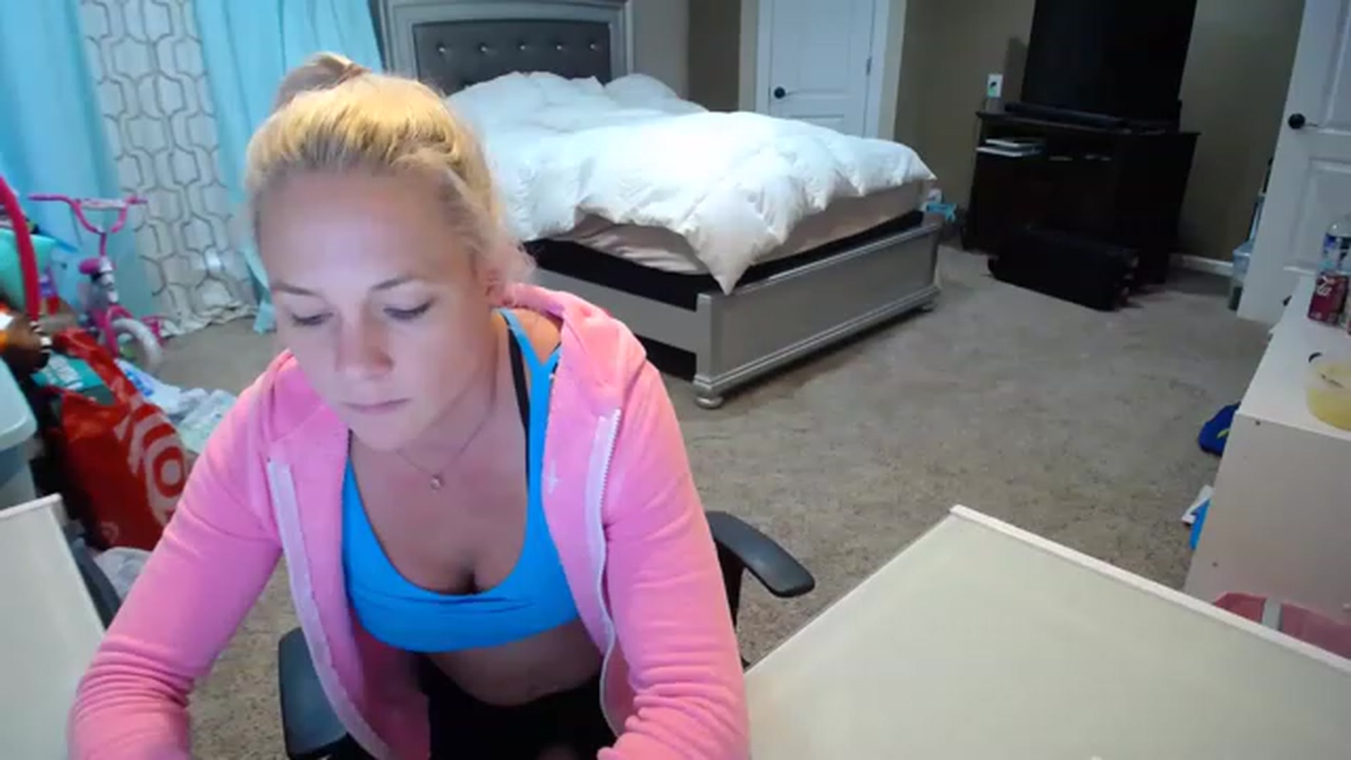 Gallery image thumbnail from AshlynnStorm's myfreecams stream on, 12/05/2022, 20:36 image 18 of 20