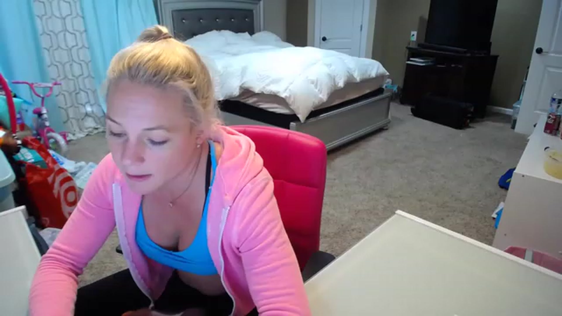 Gallery image thumbnail from AshlynnStorm's myfreecams stream on, 12/05/2022, 20:36 image 20 of 20